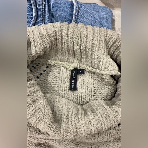 Green Sweater - Picture 2 of 2